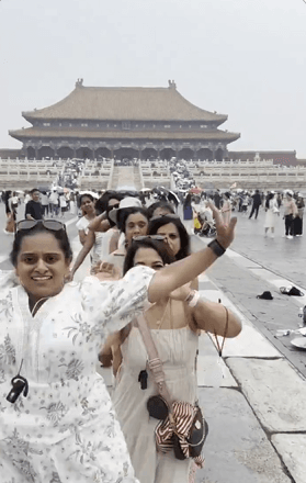 一群印度女游客在中国引发巨大争议，她们在北京故宫拍摄短视频，配乐选用《我的名字叫秦秦楚》，遭到强烈抨击