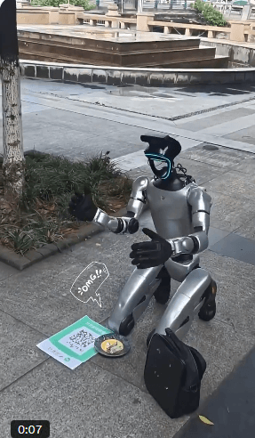 2026年最离谱的事来了，印度人震惊地看到中国机器人在街头拿着二维码乞讨，没想到印度连乞讨这个饭碗也要被抢了