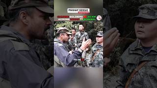 中国士兵越过印度边境，印方士兵居然与中方士兵握起手来了，印度边境安全部队对阵中国人民解放军，中方士兵的气场十足，气势拉满。