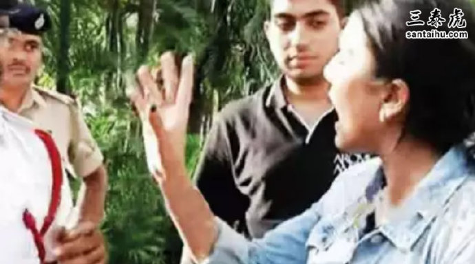 班加罗尔：宝马被拦下，议员女儿辱骂交警