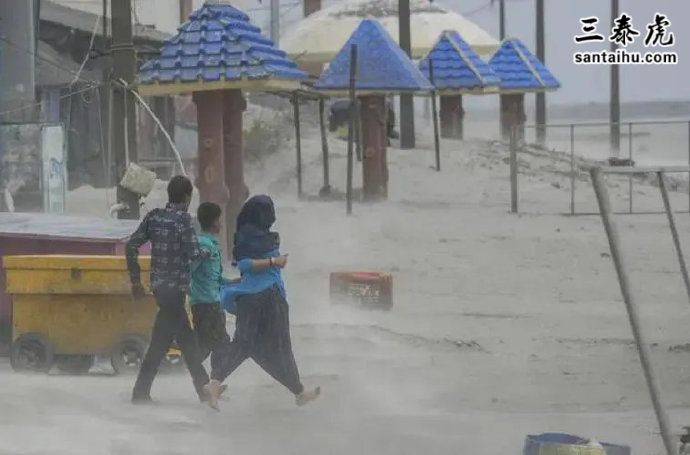 印媒：飓风“雷马尔”在西孟加拉邦已造成4人死亡，大雨仍在持续